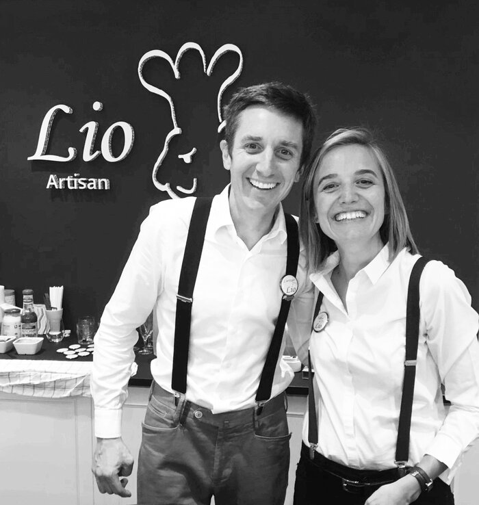 Aurélie et Lio devant la boutique