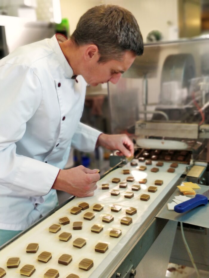 Lio dresse des pralines à l’atelier