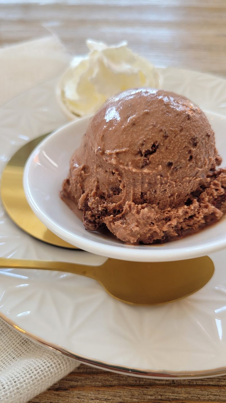 Boule de glace au chocolat et crème fraîche