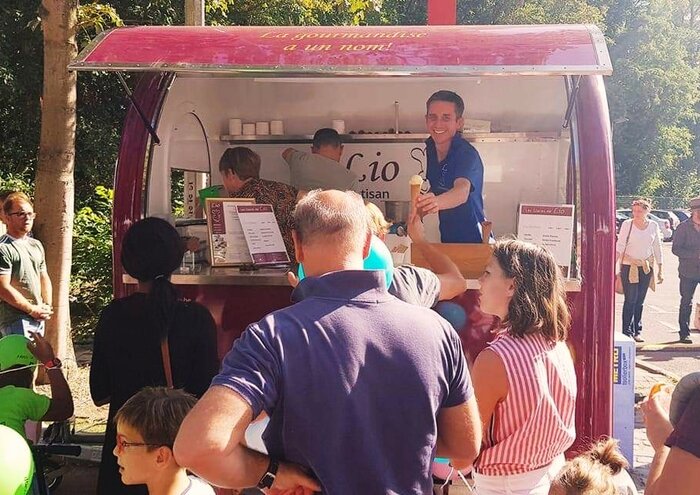 La roulotte « Boule de Lio » servant des glaces lors d’un événement