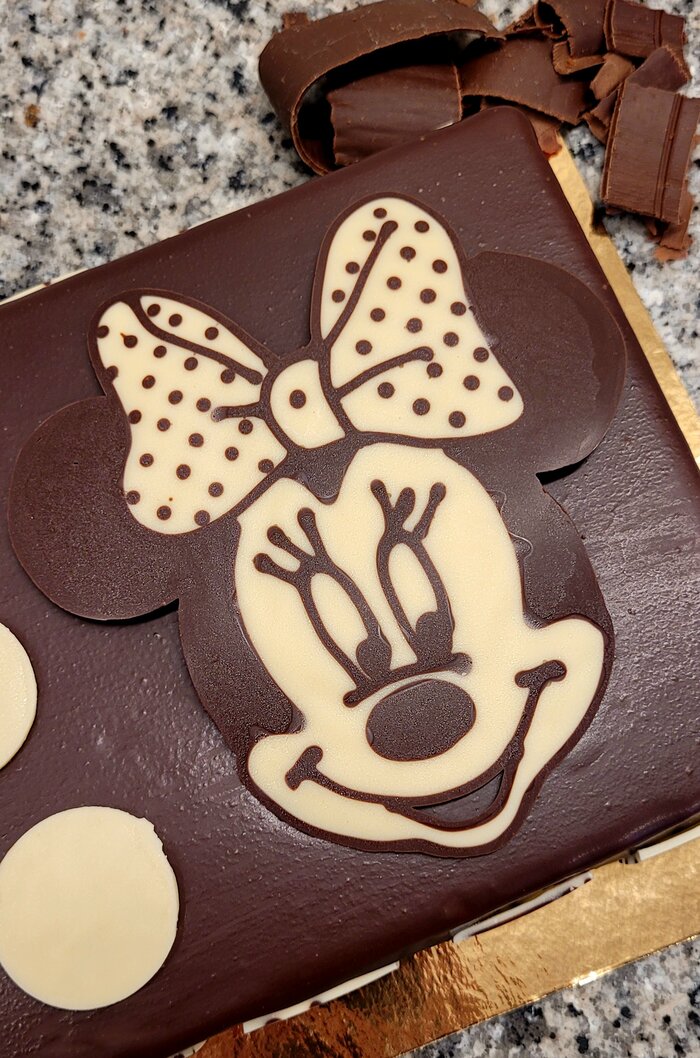 Gâteau personnalisé décoré d’une Minnie en chocolat