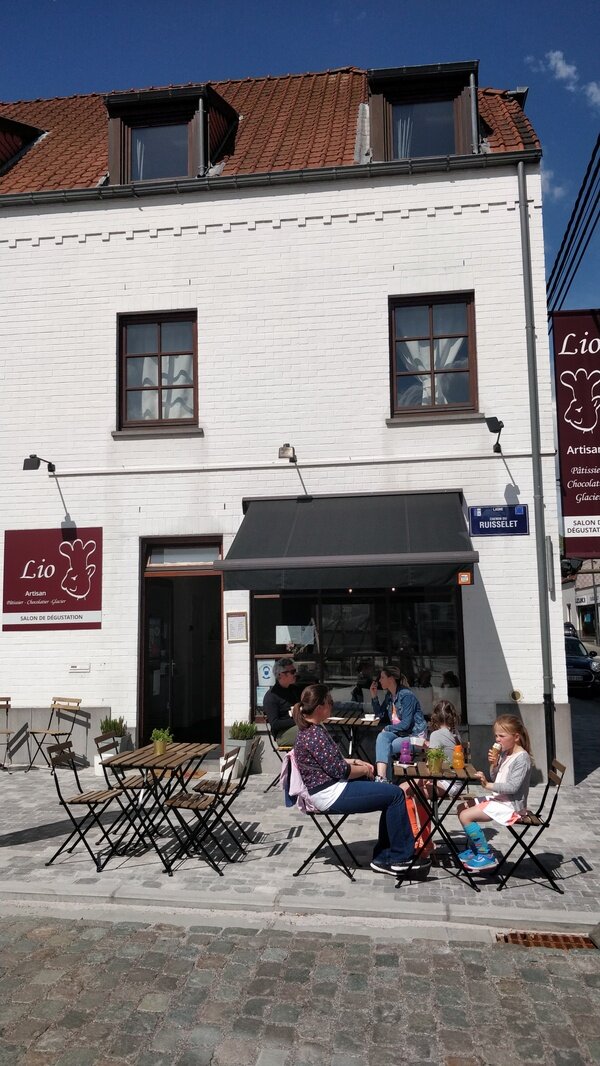 Façade de la boutique Lio à Lasne avec sa terrasse